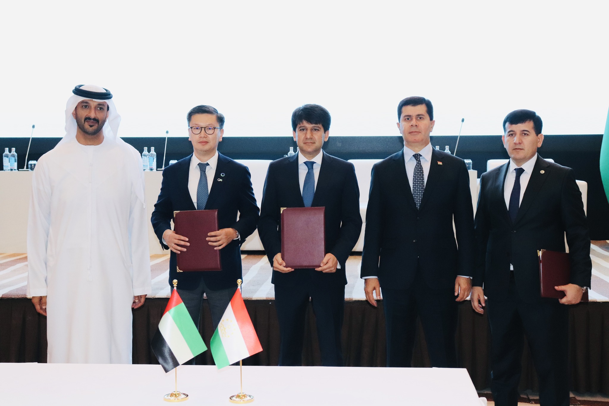 طاجيكستان والإمارات تتفقان على التعاون في مجال الذكاء الاصطناعي والصناعة