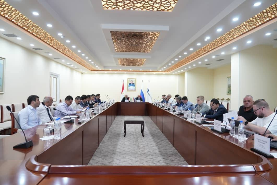 TajikRedMet وRosatom يعززان التعاون: مناقشة إعادة تأهيل مواقع اليورانيوم