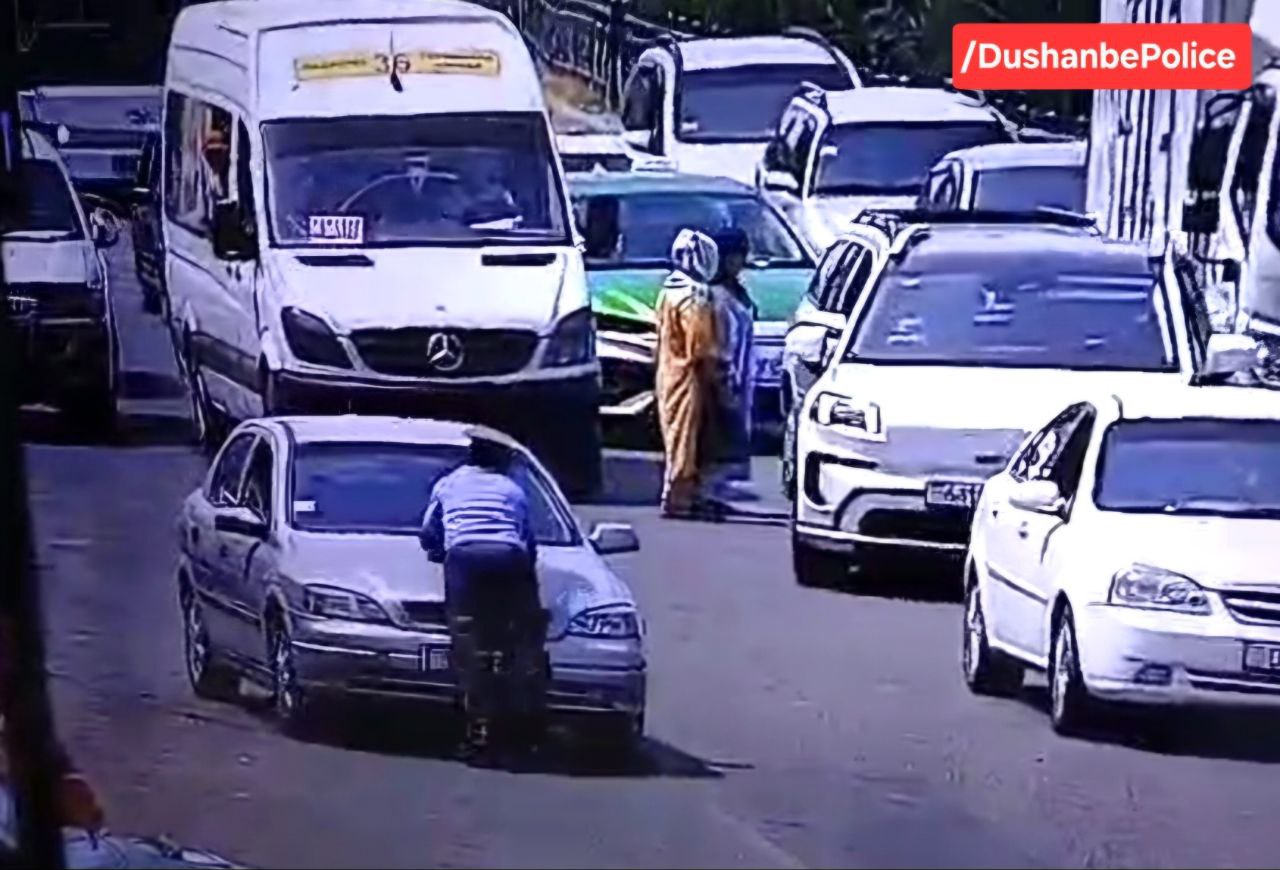 في دوشانبي، دهس سائق ضابط شرطة في سوق كورفون.