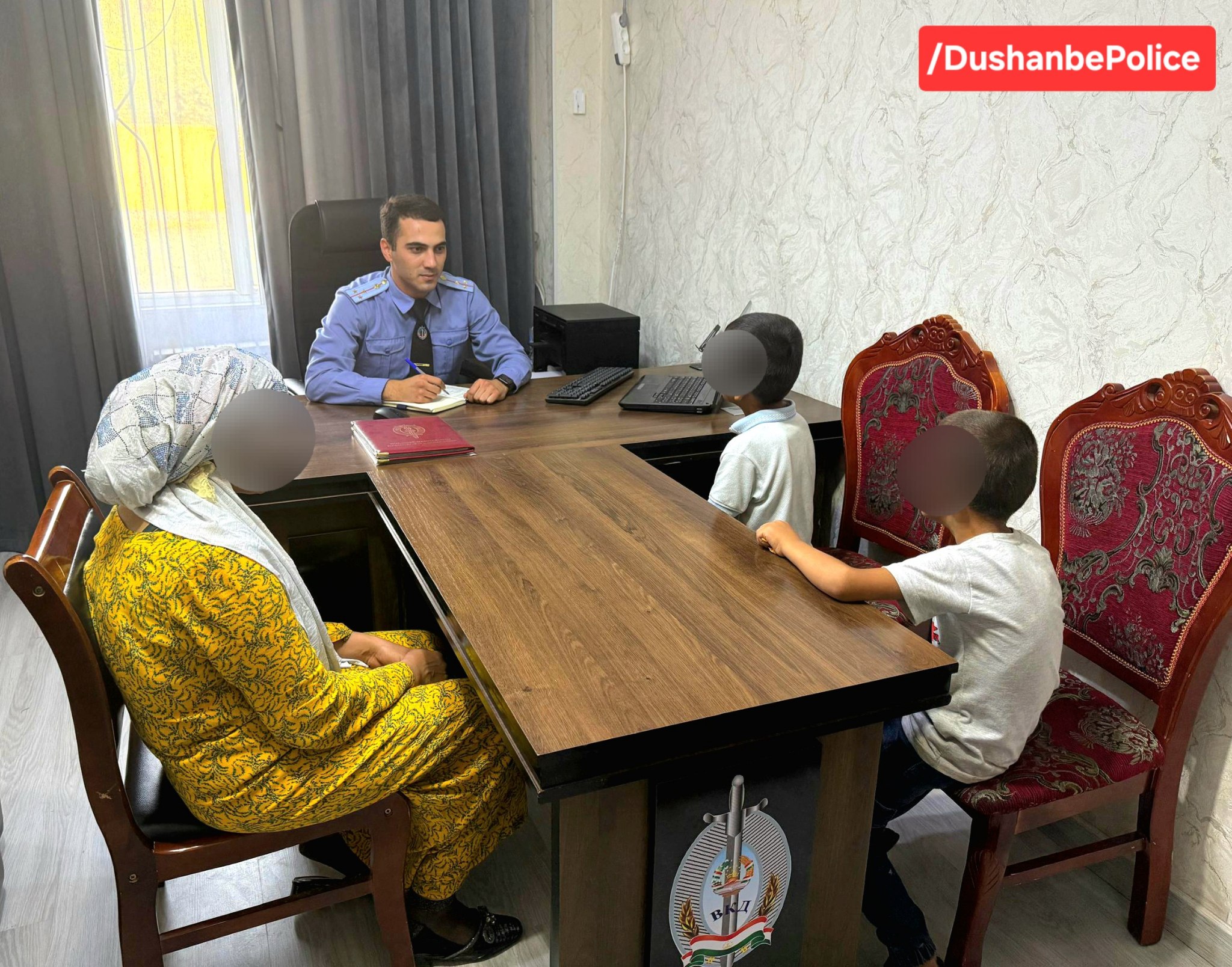 أم محرومة من الوصاية في دوشانبي لإجبارها أطفالها على التسول