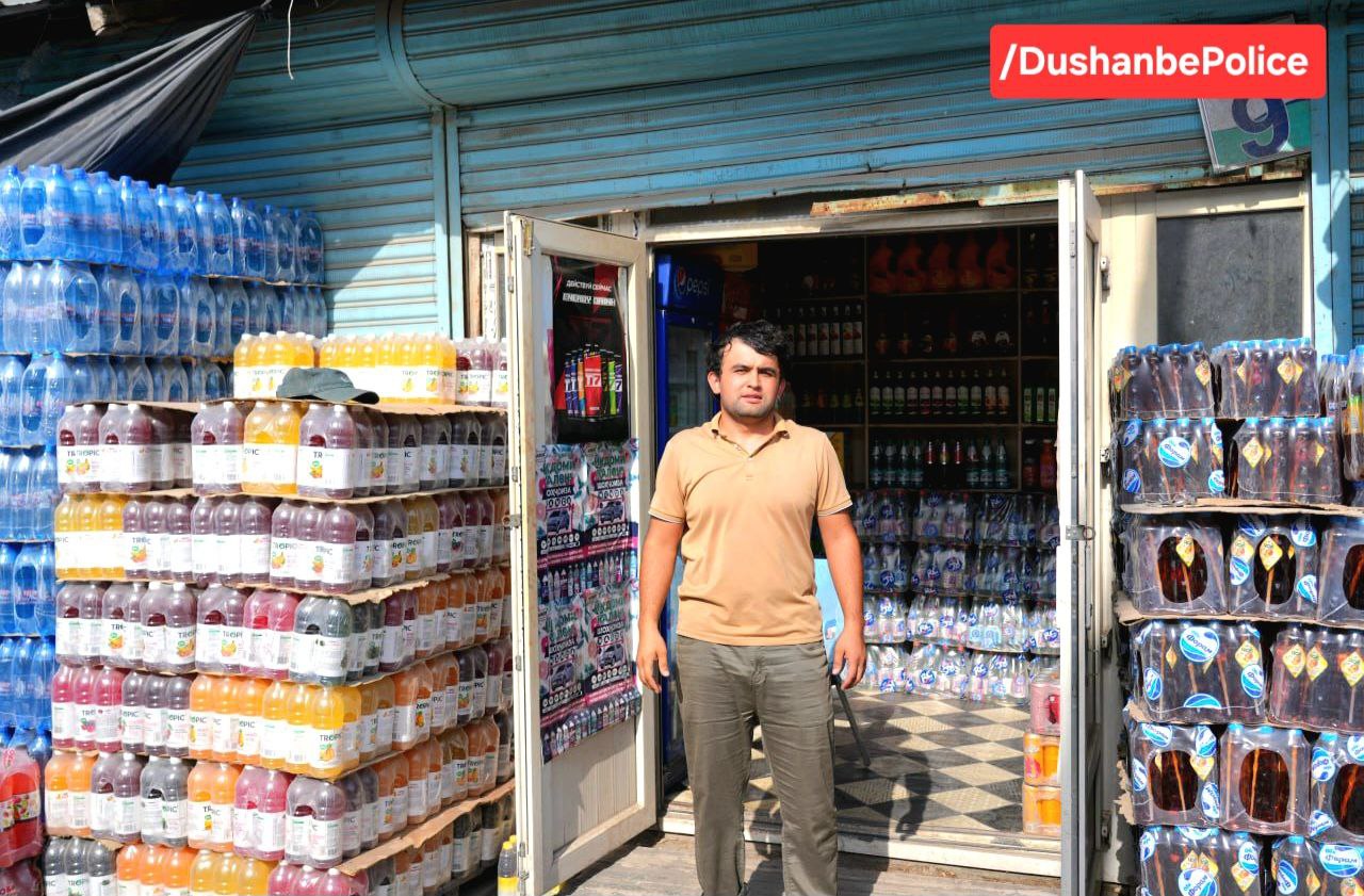 في دوشانبي، باع تاجر مشروبات منتهية الصلاحية في سوق فاروفون