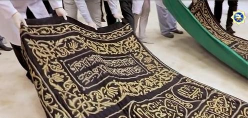 حصل مركز الحضارة الإسلامية في طشقند على جزء من كسوة الكعبة المشرفة.