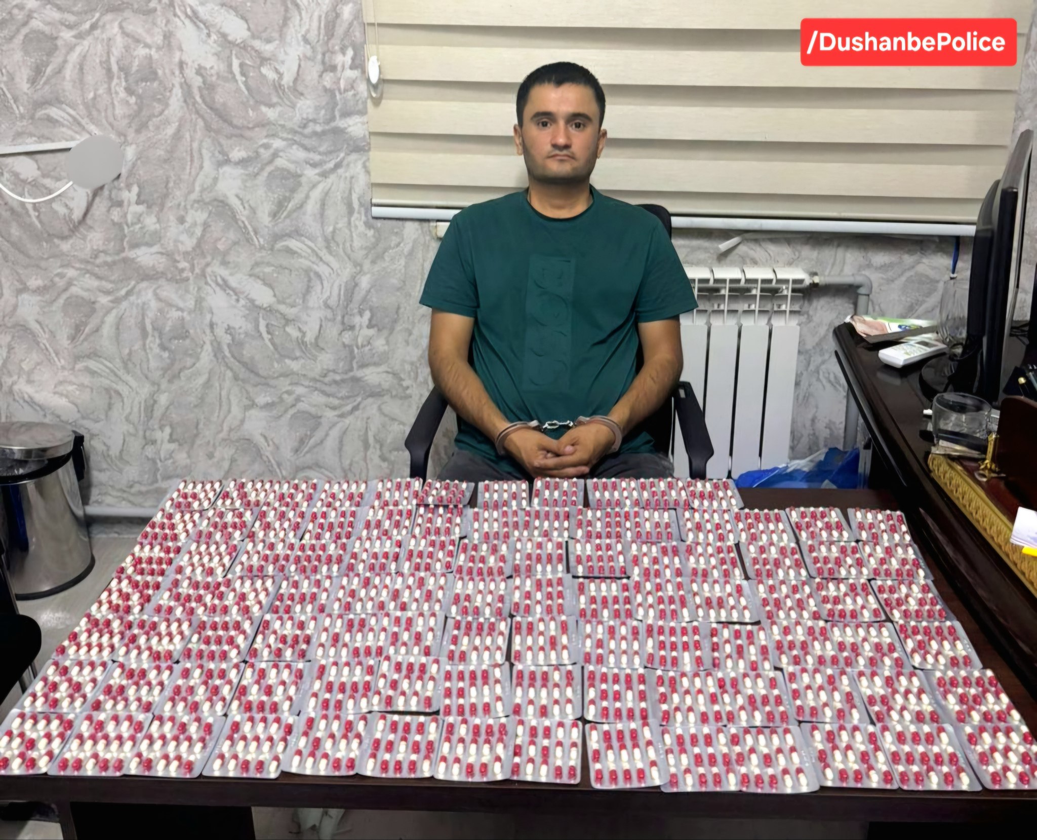 ألقت السلطات في دوشنبه القبض على رجل بتهمة بيع أكثر من 1200 حبة من العقاقير المؤثرة على العقل.