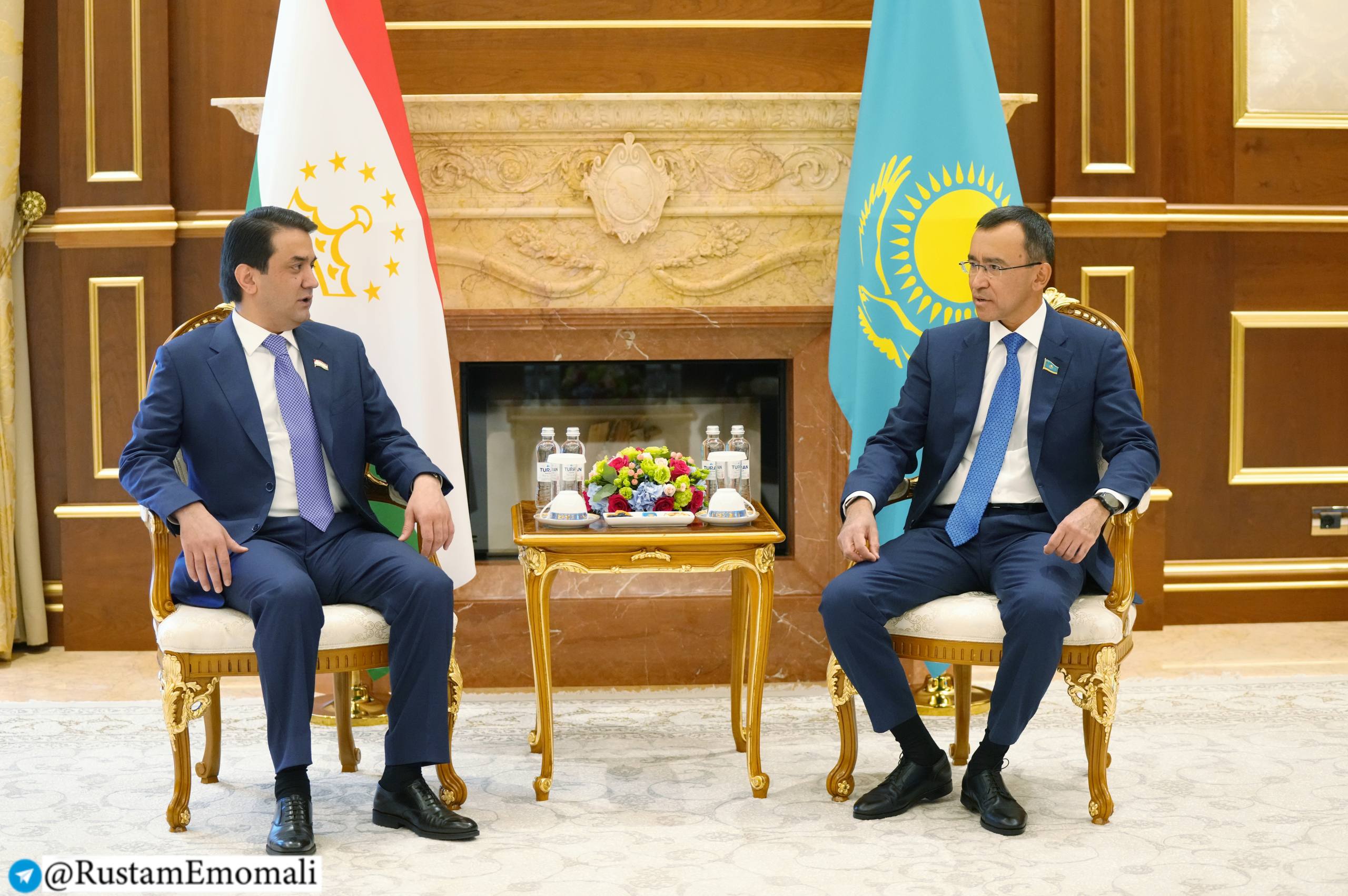 التقى رستمي إمام علي مع مولان أشيمباييف في أستانا ووضع إكليلا من الزهور على النصب التذكاري