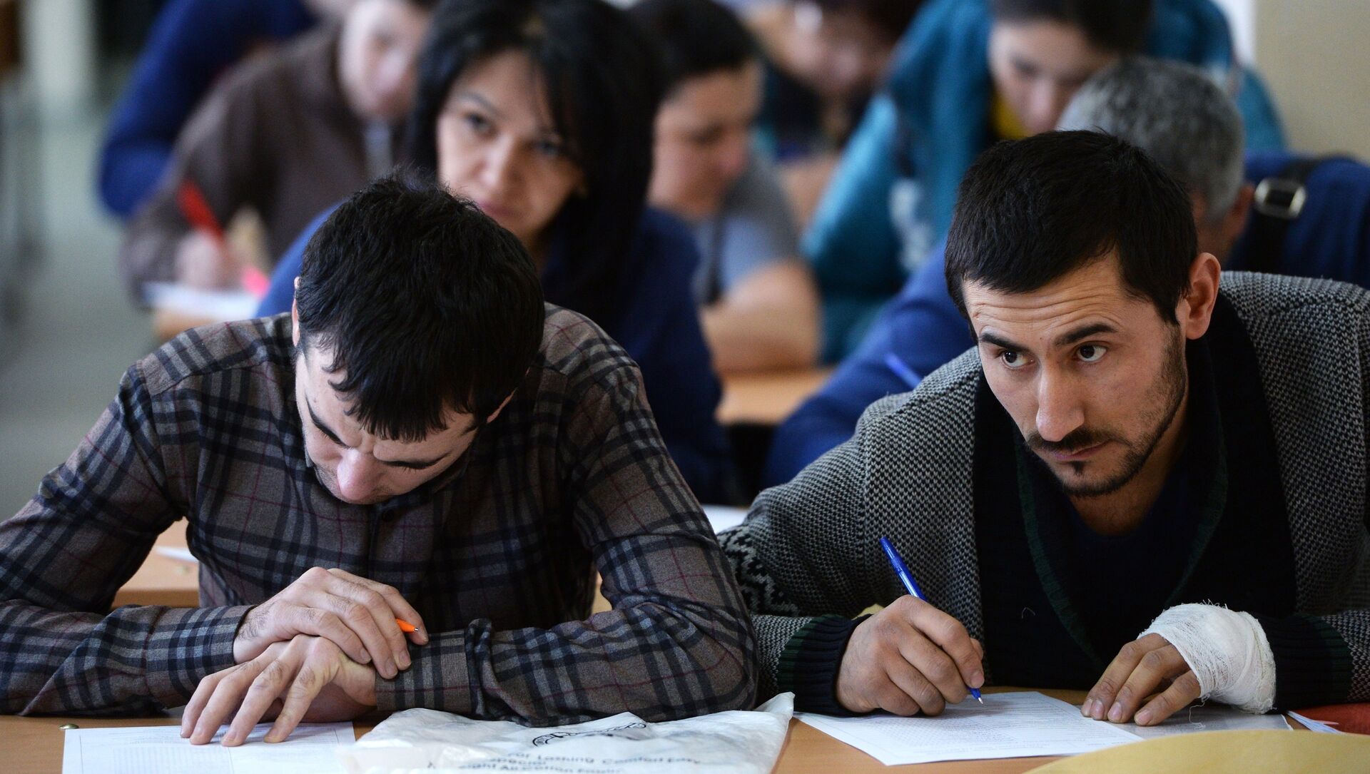 دوشنبه وموسكو تناقشان إجراء امتحانات للمهاجرين في طاجيكستان.