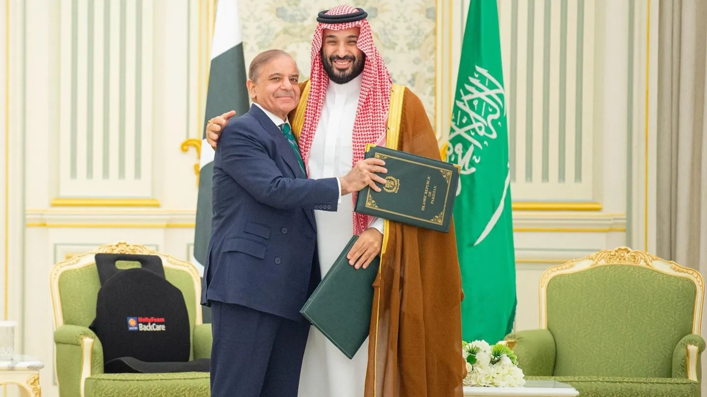 السعودية وباكستان توقعان اتفاقية دفاع مشترك