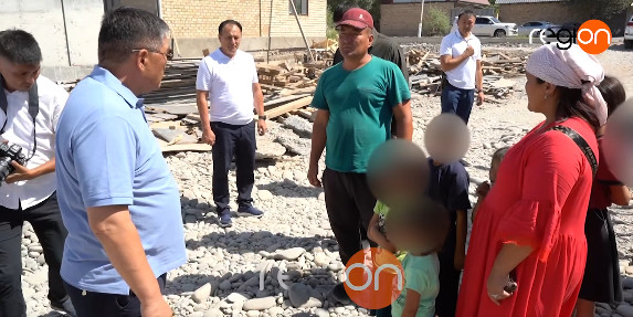 وبخ تاشييف عائلة كبيرة في منطقة جلال آباد، لكنه وعد بمساعدتها في توفير السكن.