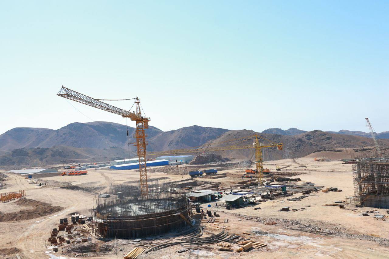 يستمر بناء مصنع تخصيب خام الحديد في منطقة سوغد.