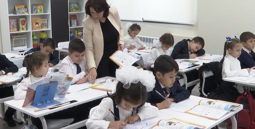 بدأ أكثر من 100 معلم روسي العمل في المدارس في طاجيكستان.