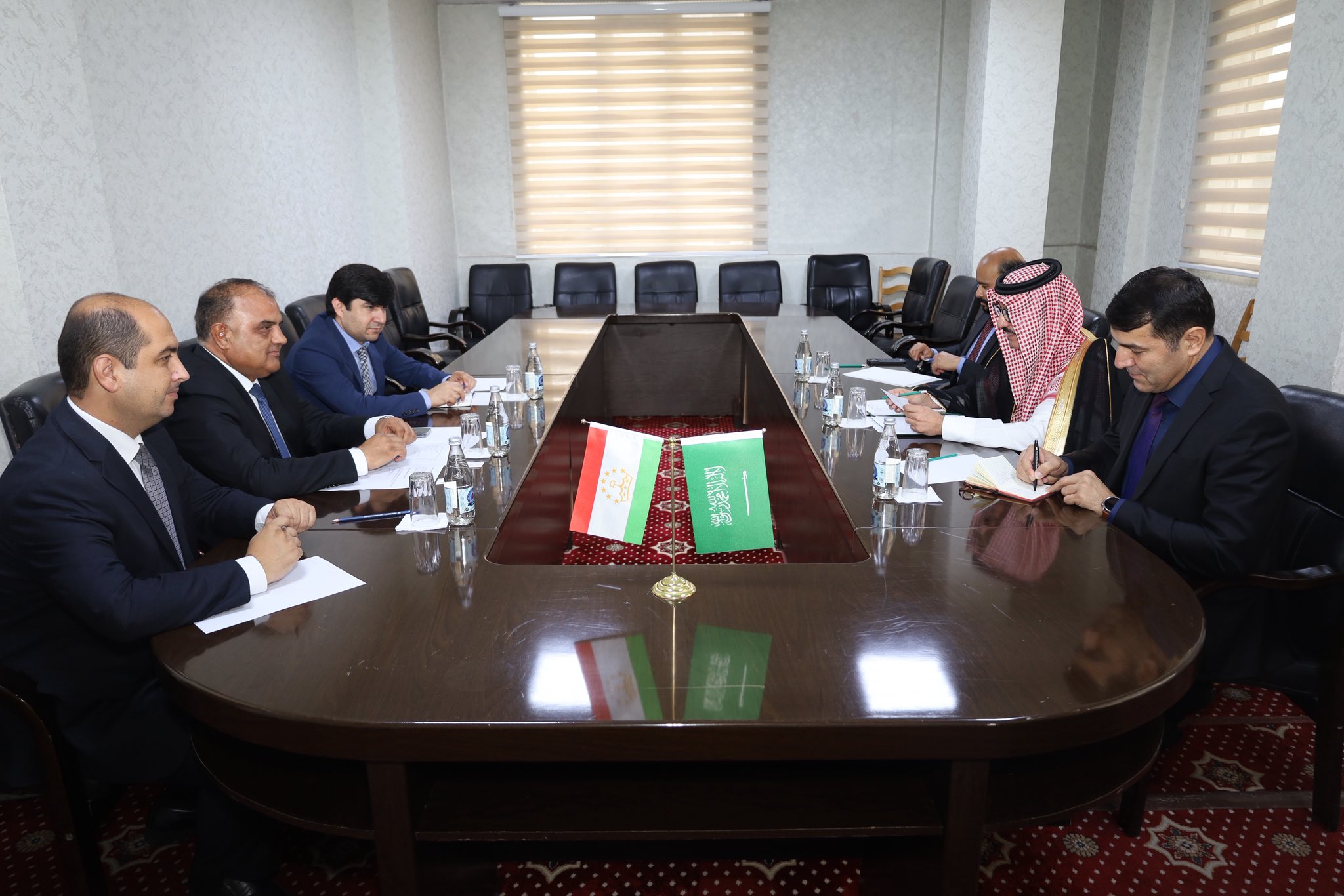 السفير السعودي يبحث التعاون الإعلامي مع رئيس التلفزيون الطاجيكي.