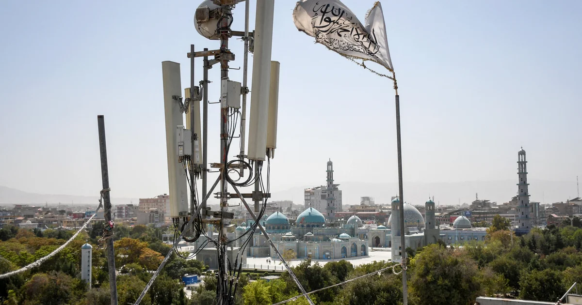 في أفغانستان، أدى انقطاع الإنترنت بشكل كامل إلى شلل البنوك ووسائل النقل ووسائل الإعلام.