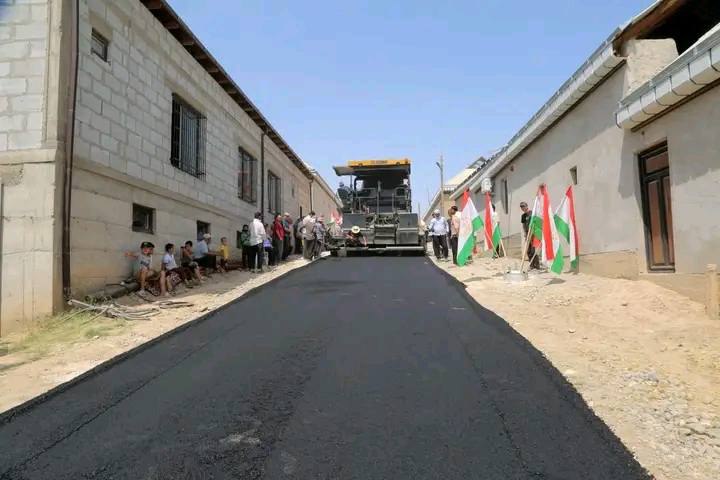 في استرافشان، تم رصف أكثر من 60 كيلومترًا من الطرق في ثلاثة أشهر.