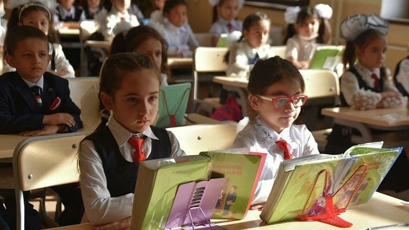 حذرت وزارة التعليم في طاجيكستان المدارس من المبالغة في رسوم الكتب المدرسية.