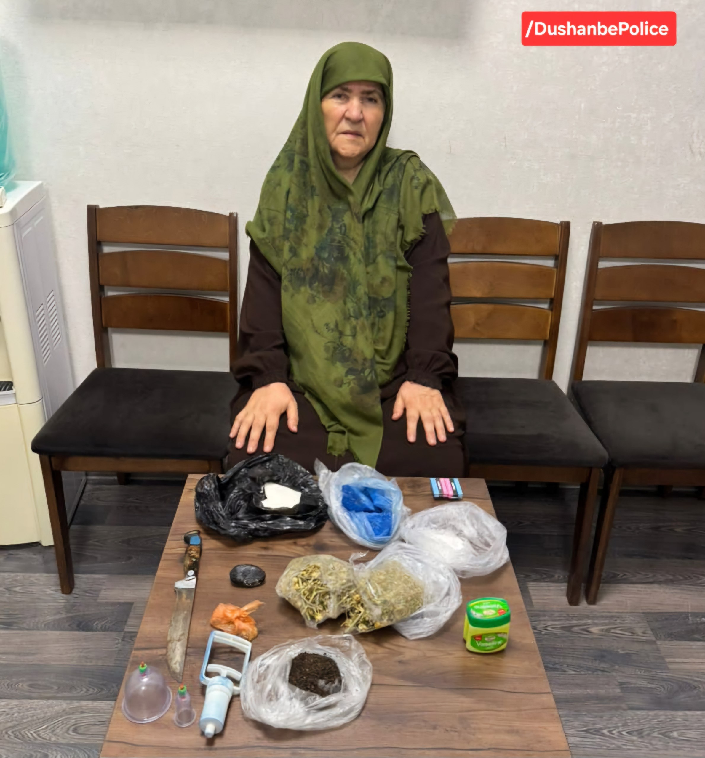 تم القبض على امرأة في دوشنبه بتهمة ممارسة السحر وقراءة الطالع.