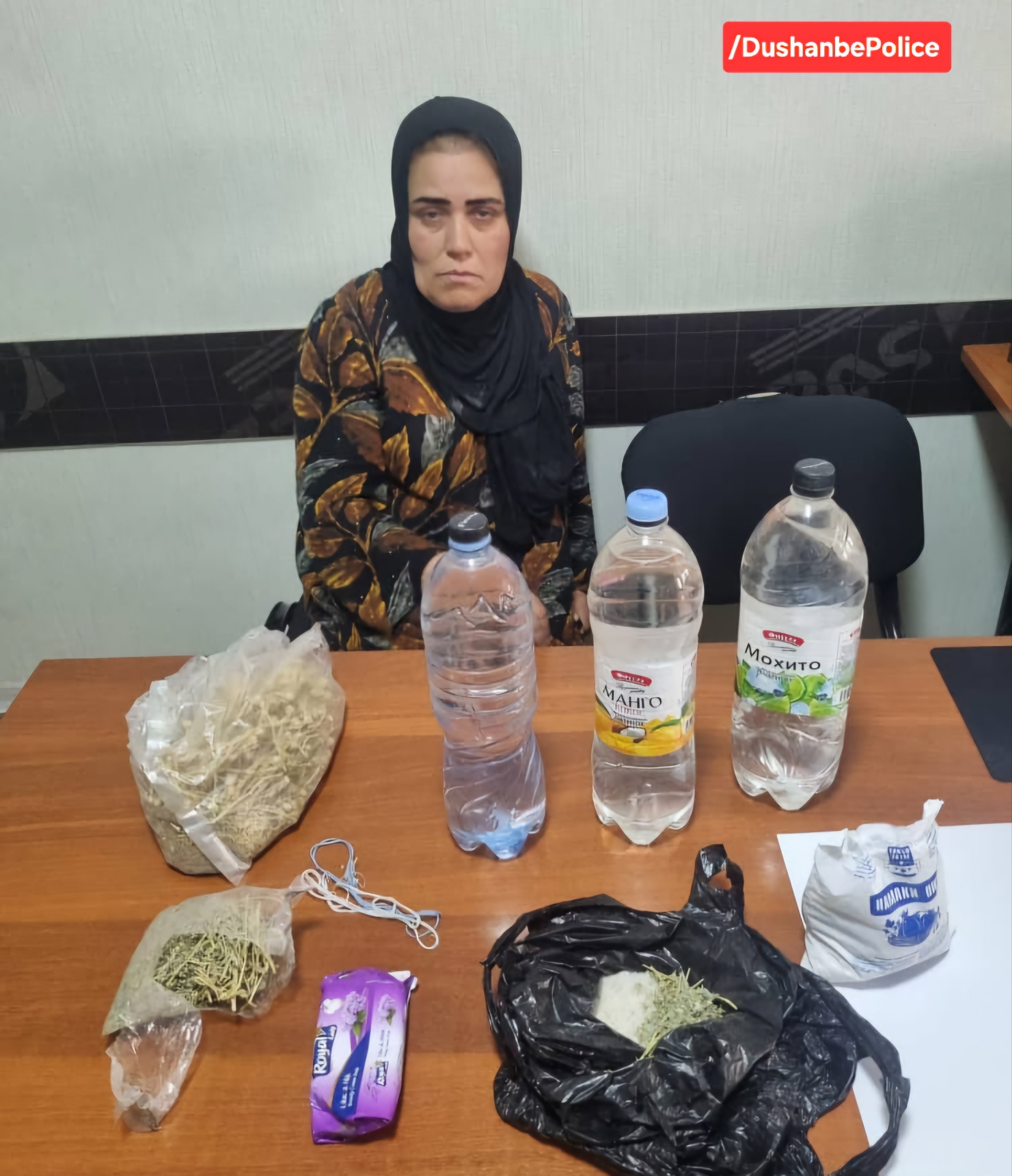 تم القبض على امرأة في دوشنبه بتهمة ممارسة السحر وقراءة الطالع.