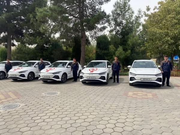 تم تسليم خمس سيارات كهربائية من طراز BYD e2 إلى مهندسي الطاقة في دوشانبي.