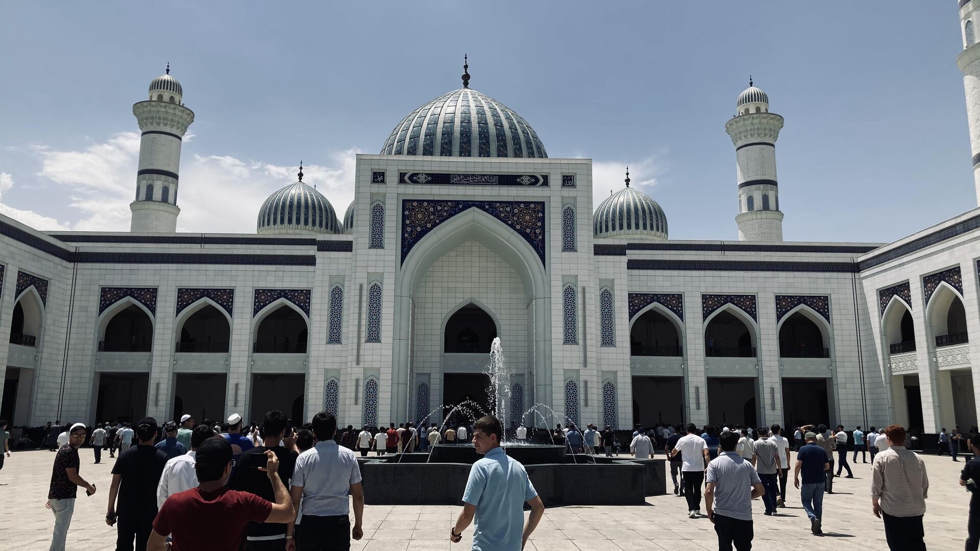 في دوشنبه، تم تعليق الصلاة الجماعية في المساجد مؤقتًا.