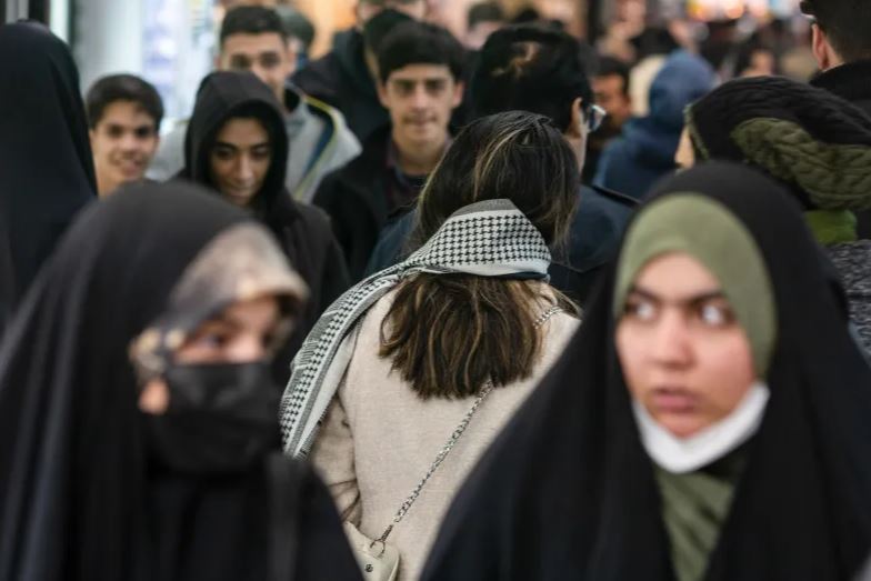 ألغت إيران الحجاب الإلزامي، ولم تعد تطبق العقوبات والغرامات.