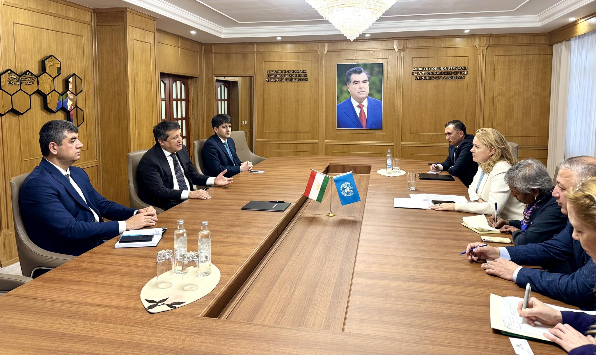 وزير الصناعة الطاجيكي يلتقي بالأمين التنفيذي للجنة الاقتصادية لأوروبا التابعة للأمم المتحدة في دوشانبي