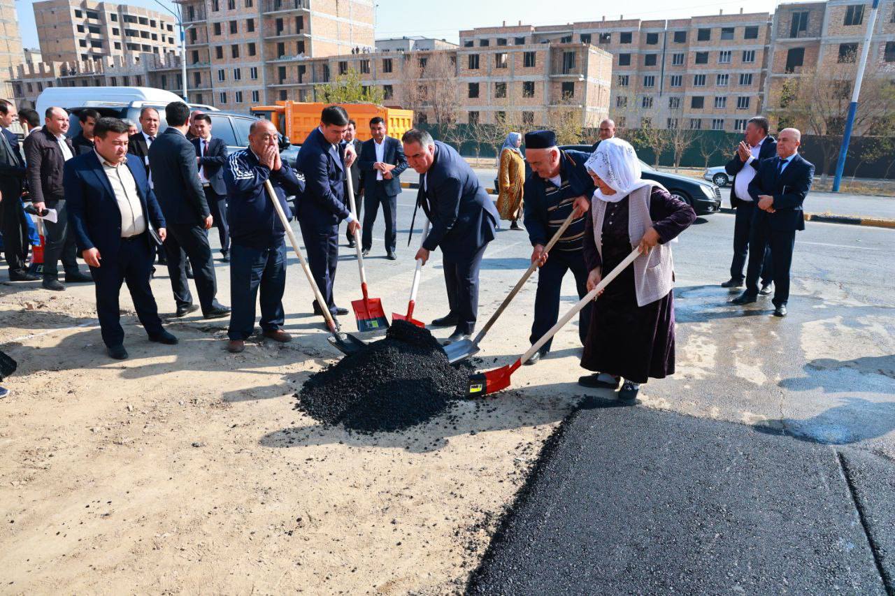 تستمر أعمال رصف الأسفلت على نطاق واسع في شوارع المدينة في خجند.