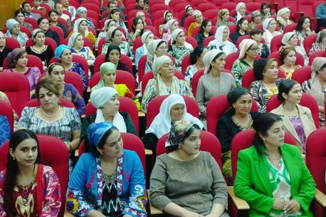 في دوشانبي، حصلت 200 امرأة على منح رئاسية لتنمية ريادة الأعمال والحرف اليدوية.