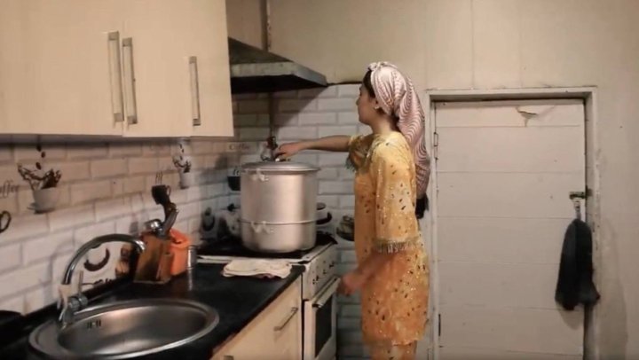 في أوزبكستان، قامت امرأة من رعاة البقر بقتل حماتها وزوجها وطهي المانتي.