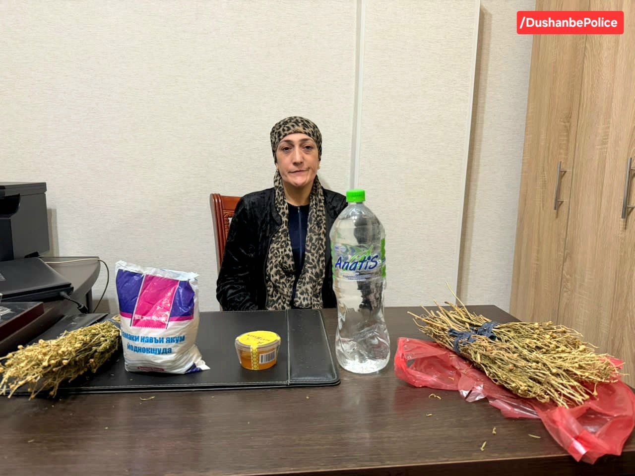 تم القبض على امرأة في دوشنبه بتهمة ممارسة السحر وقراءة الطالع.