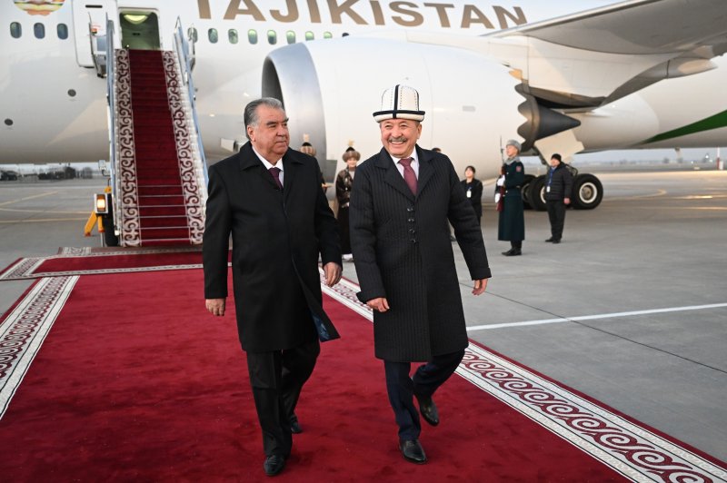 وصل إمام علي رحمان إلى بيشكيك لحضور اجتماع مجلس الأمن الجماعي لمنظمة معاهدة الأمن الجماعي.