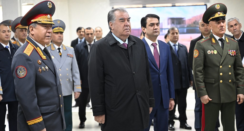 افتتح إمام علي رحمان عن بعد مباني سكنية جديدة لموظفي وزارة الداخلية في دوشنبه وخجند.