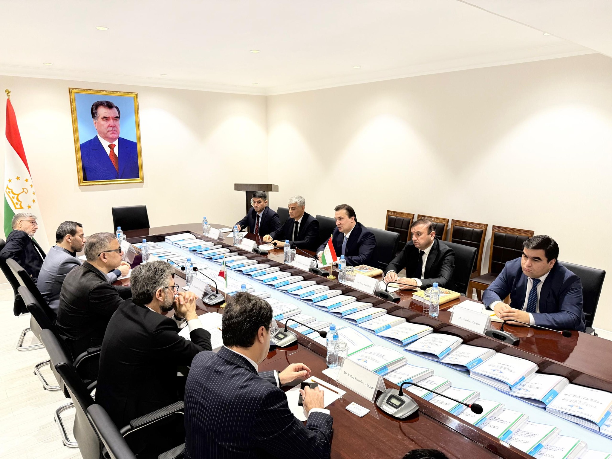 ناقشت طاجيكستان وإيران توسيع الحركة الجوية وفتح طرق جديدة.