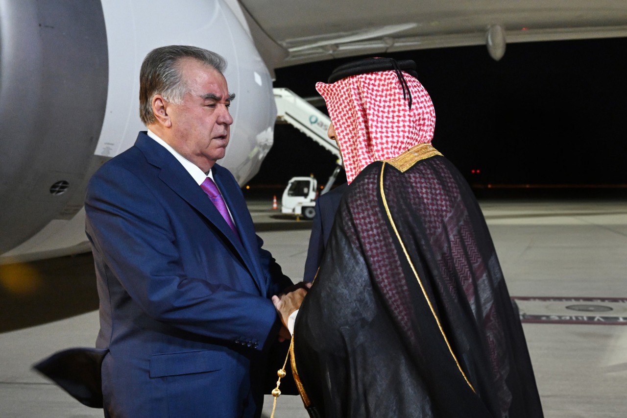 وصل الرئيس الطاجيكي إمام علي رحمان إلى قطر في زيارة عمل.