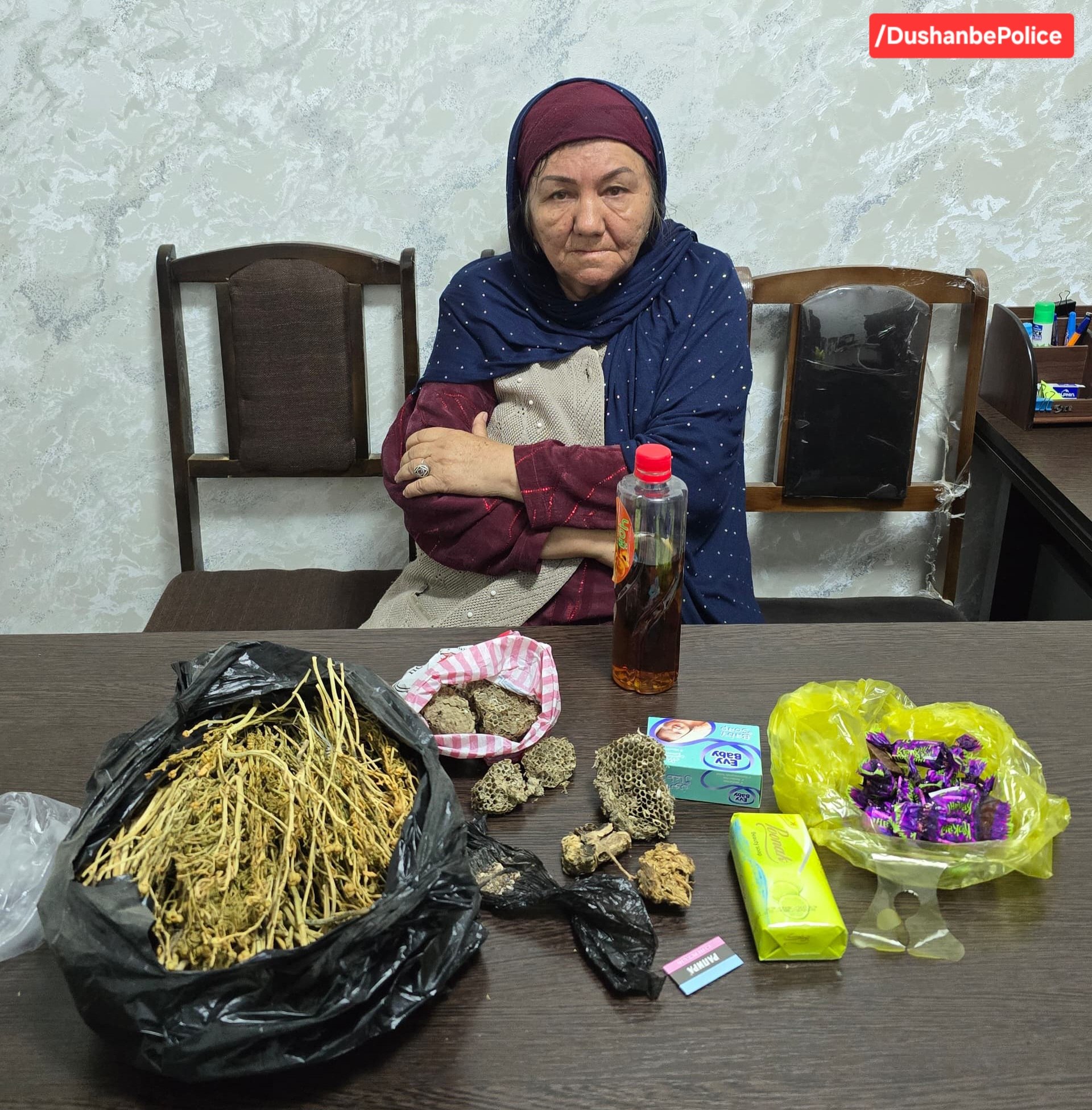 تم القبض على امرأة في دوشنبه لقيامها بشكل متكرر بممارسة السحر والتنجيم.