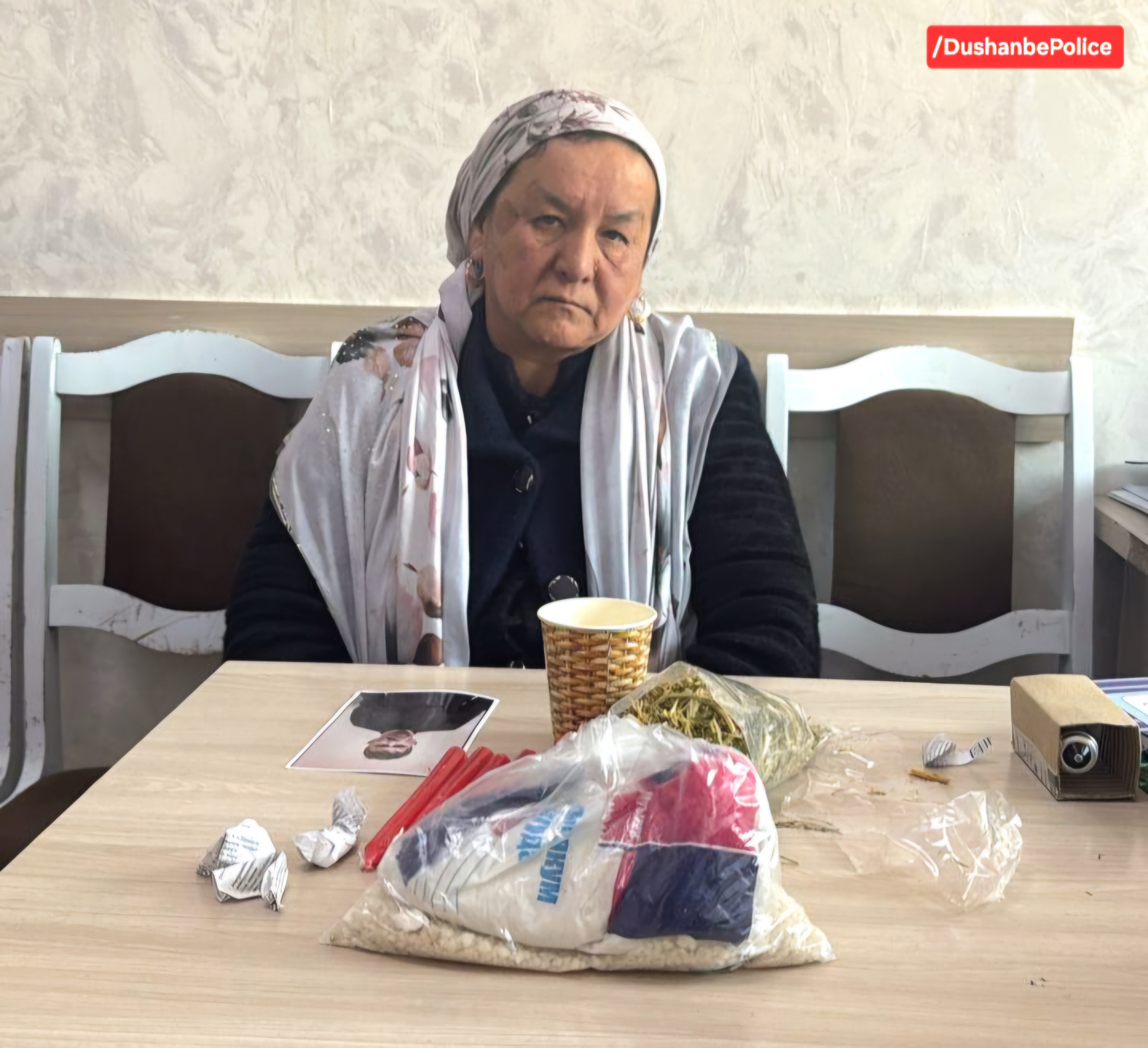 تم القبض على امرأة في دوشنبه بتهمة ممارسة السحر وقراءة الطالع.
