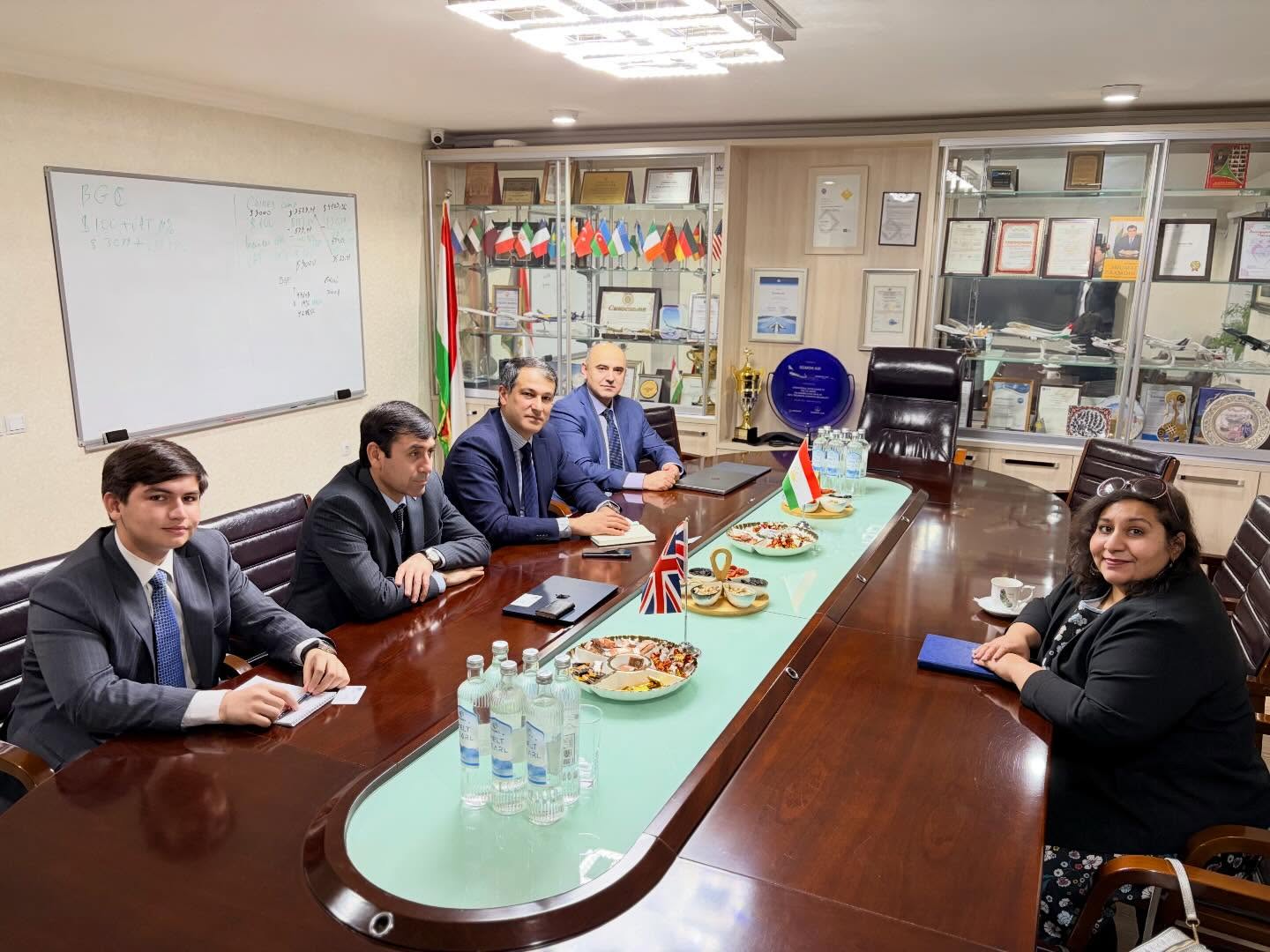 ناقشت شركة طيران سومون إمكانية تنظيم رحلة مباشرة بين دوشانبي ولندن مع السفارة البريطانية.
