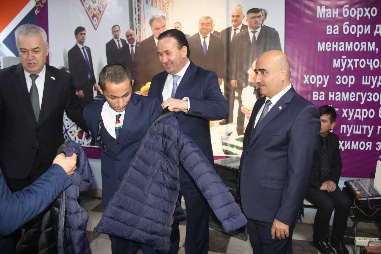 تم تقديم هدايا من رئيس طاجيكستان إلى تلاميذ المدرسة الداخلية رقم 1 في كولوبا.