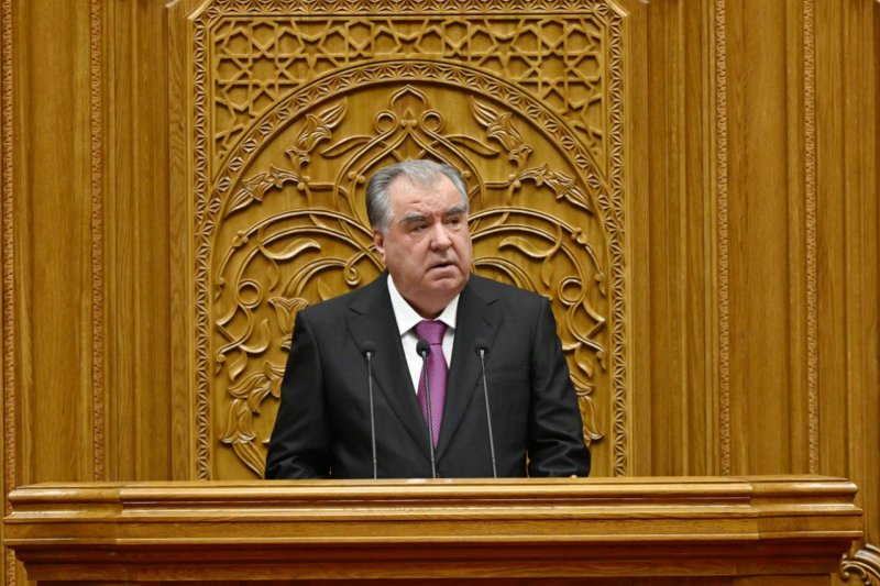 أمر إمام علي رحمون ببناء مركز نوروز الدولي ومركز قونان في دوشانبي.