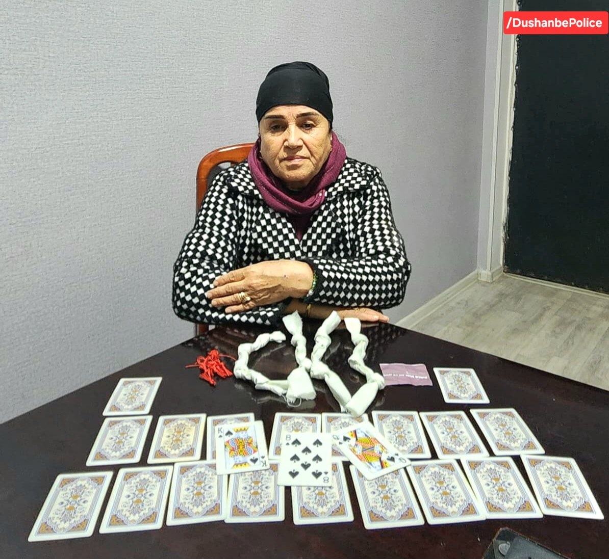 تم احتجاز امرأة في دوشانبي بتهمة قراءة الطالع.