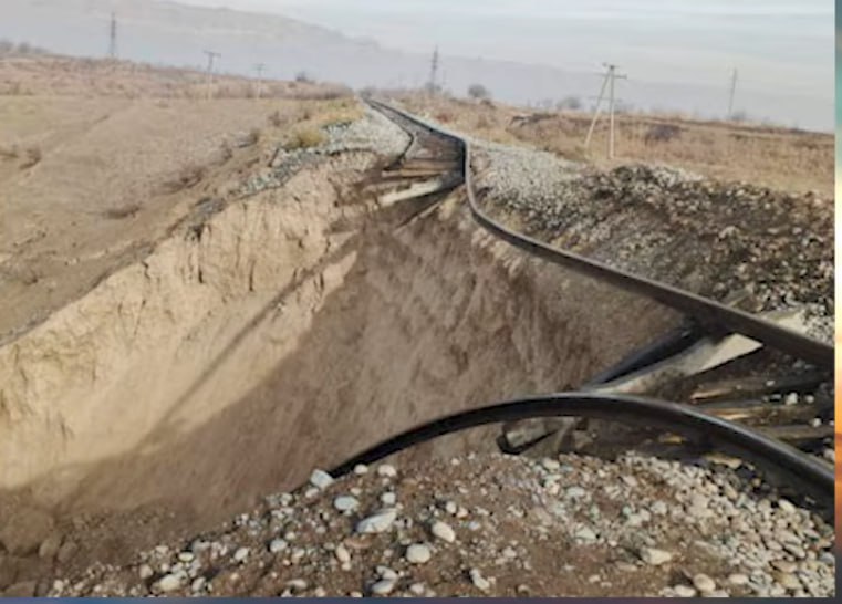خرج قطار شحن عن مساره في منطقة يافان بسبب تآكل التربة.