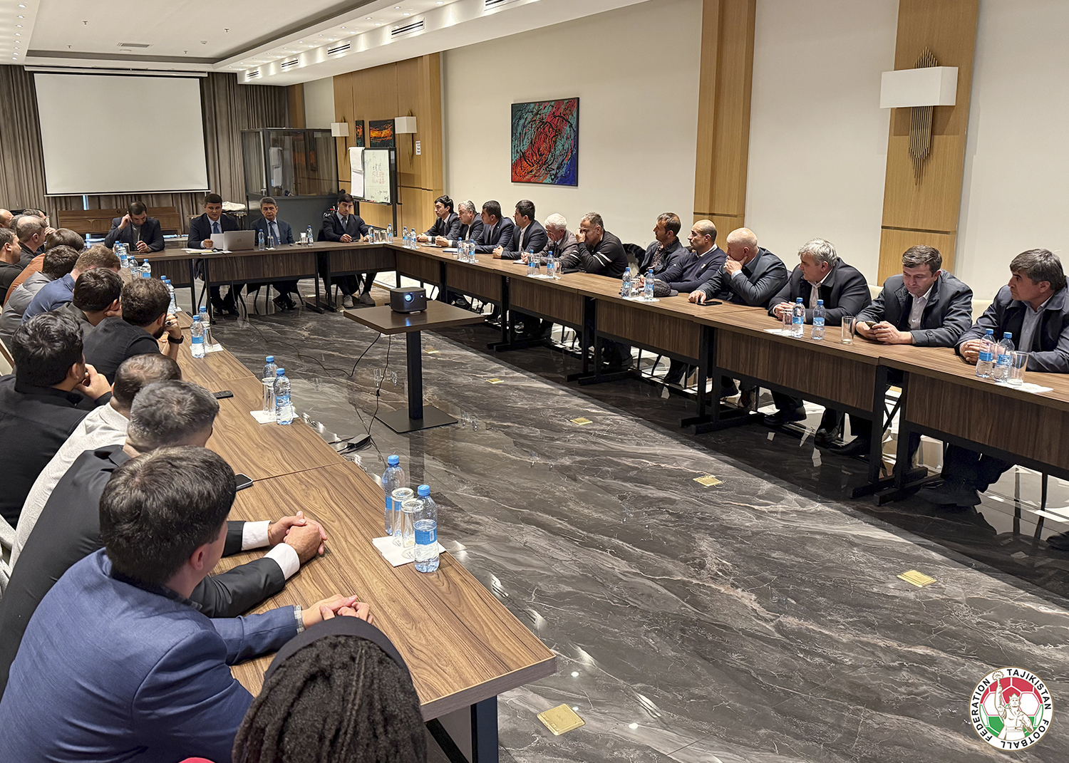 في دوشانبي، تمت مناقشة معايير مدارس كرة القدم الخاصة وتدريب لاعبي كرة القدم الشباب.