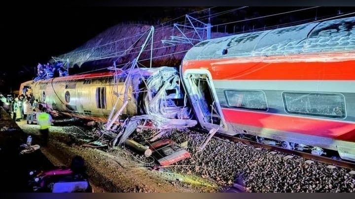 في إسبانيا، لقي 21 شخصاً مصرعهم وأصيب نحو 100 آخرين في حادث تصادم بين قطارين.