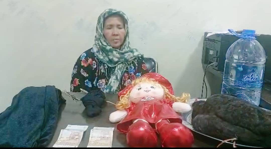 تم احتجاز امرأة في منطقة ختلون بتهمة التنجيم وممارسة السحر.