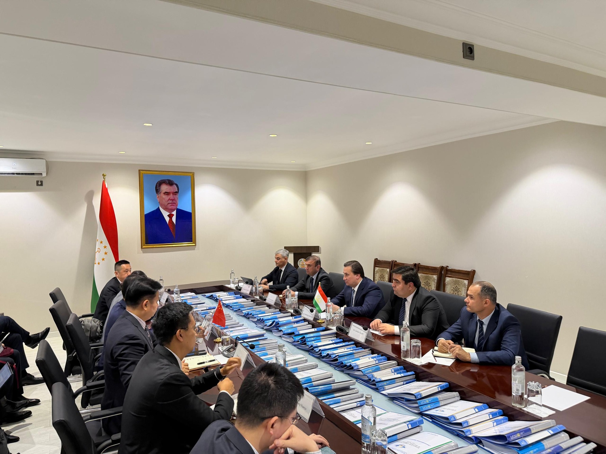 ناقشت طاجيكستان والصين إمكانية شراء طائرات شركة كوماك وتوسيع رحلات شركة تشنغدو للطيران.