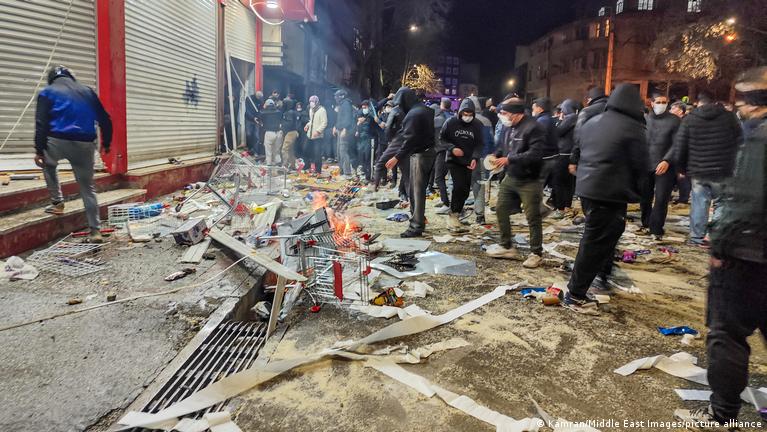 تتواصل الاحتجاجات الجماهيرية في إيران: مقتل 45 شخصاً على الأقل، وانقطاع الإنترنت عن البلاد.