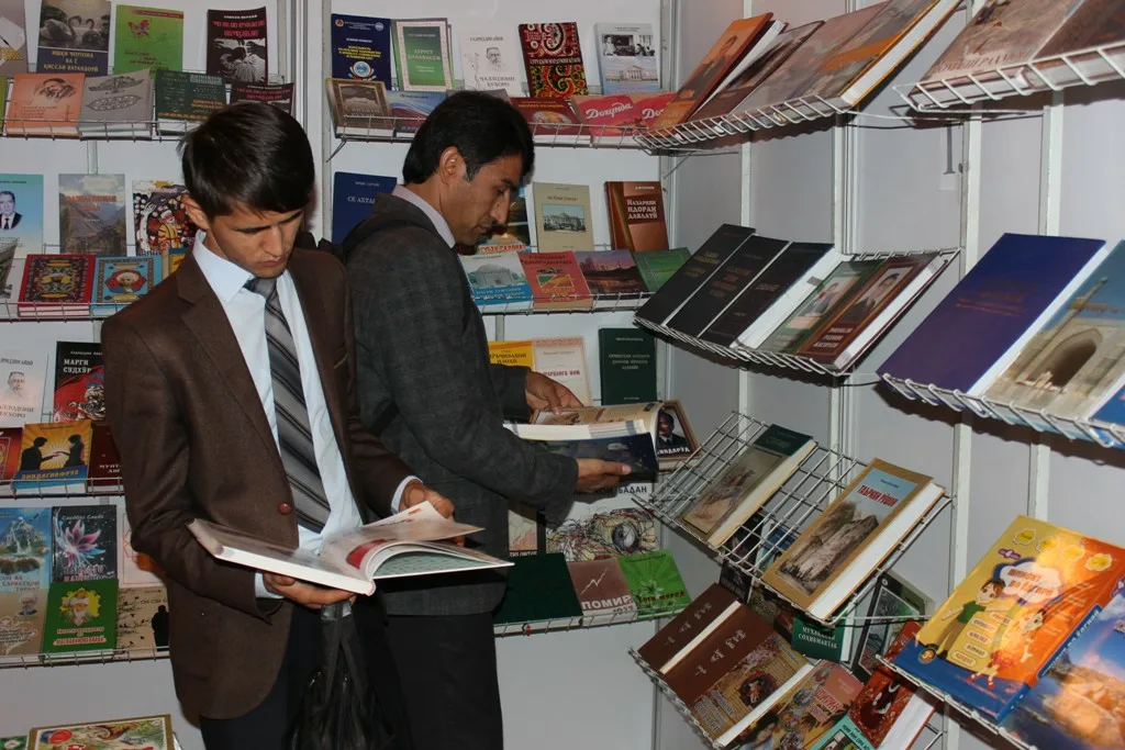 في طاجيكستان، تم التبرع بحوالي 10000 كتاب مجاناً كجزء من حملة قافلة الكتب.