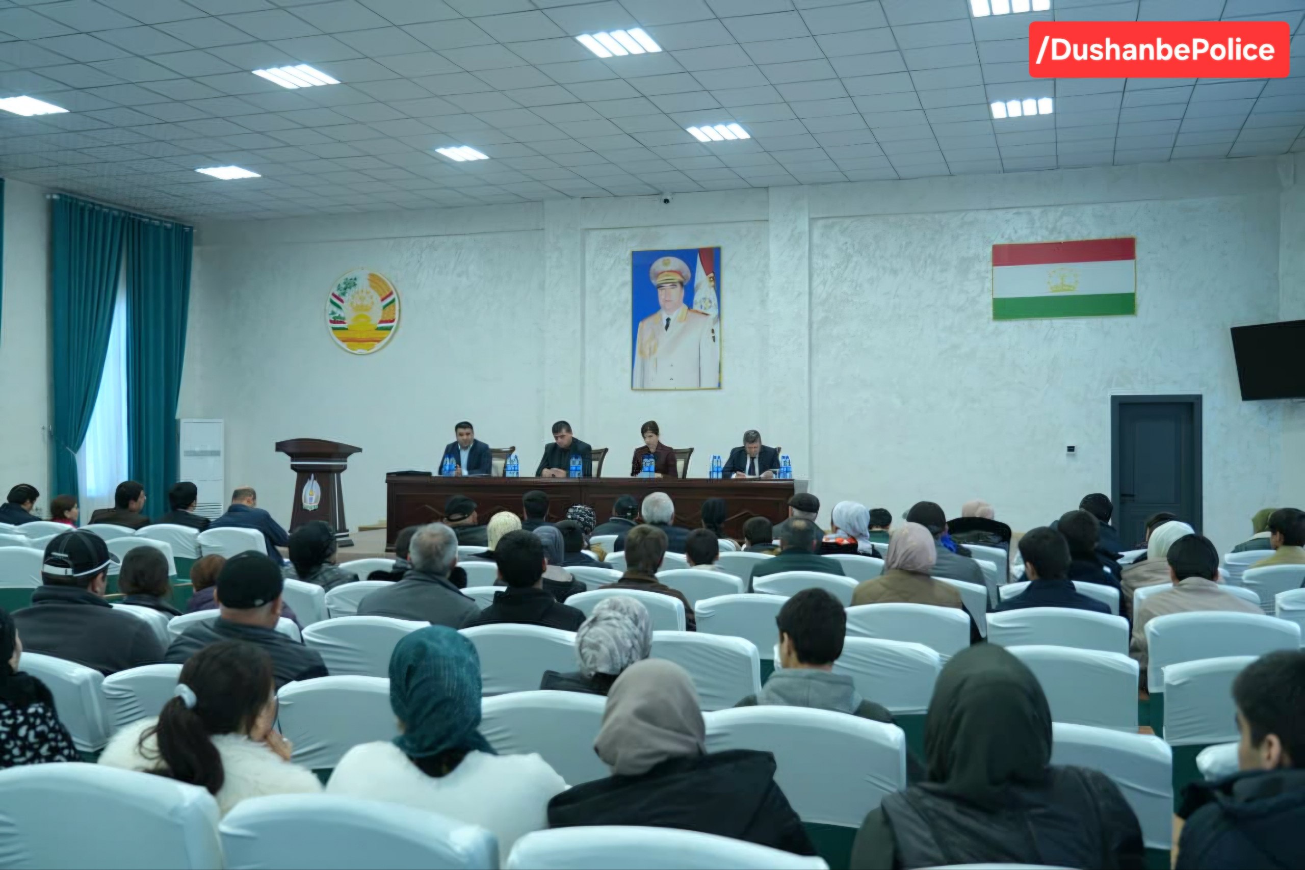 تم تغريم عشرات الآباء في دوشنبه عقب جلسة استماع في محكمة متنقلة