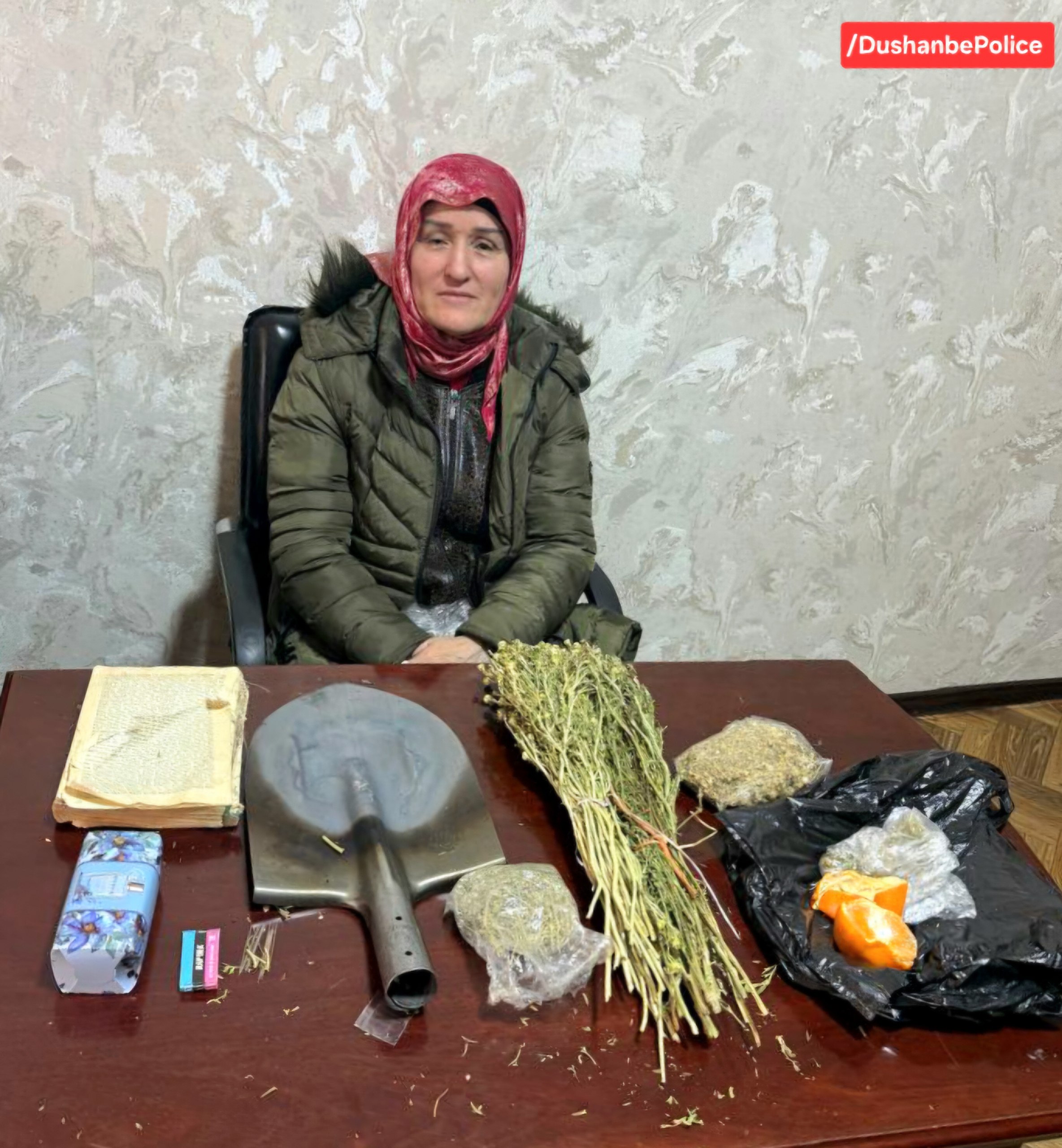 تم احتجاز امرأة في دوشانبي بتهمة قراءة الطالع.