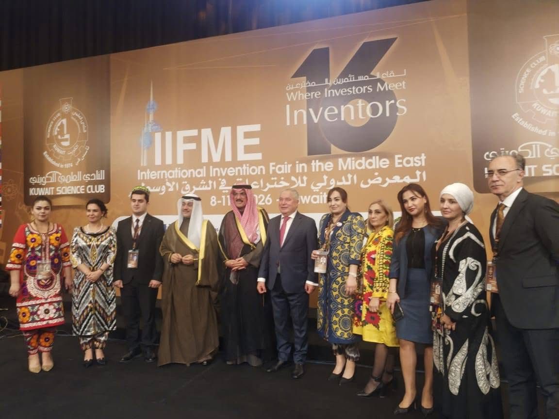 فاز عالم طاجيكي بالميدالية الفضية في معرض للاختراعات في الكويت.