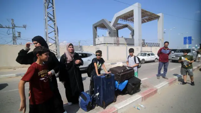 يقول الفلسطينيون إنهم يواجهون ضغوطاً من إسرائيل عند عودتهم إلى غزة عبر معبر رفح.