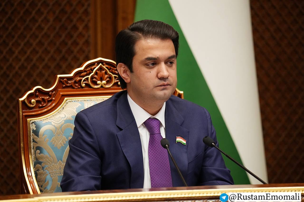 دعا رستمي إمام علي إلى تعزيز جهود التوعية بشأن قوانين المرور.