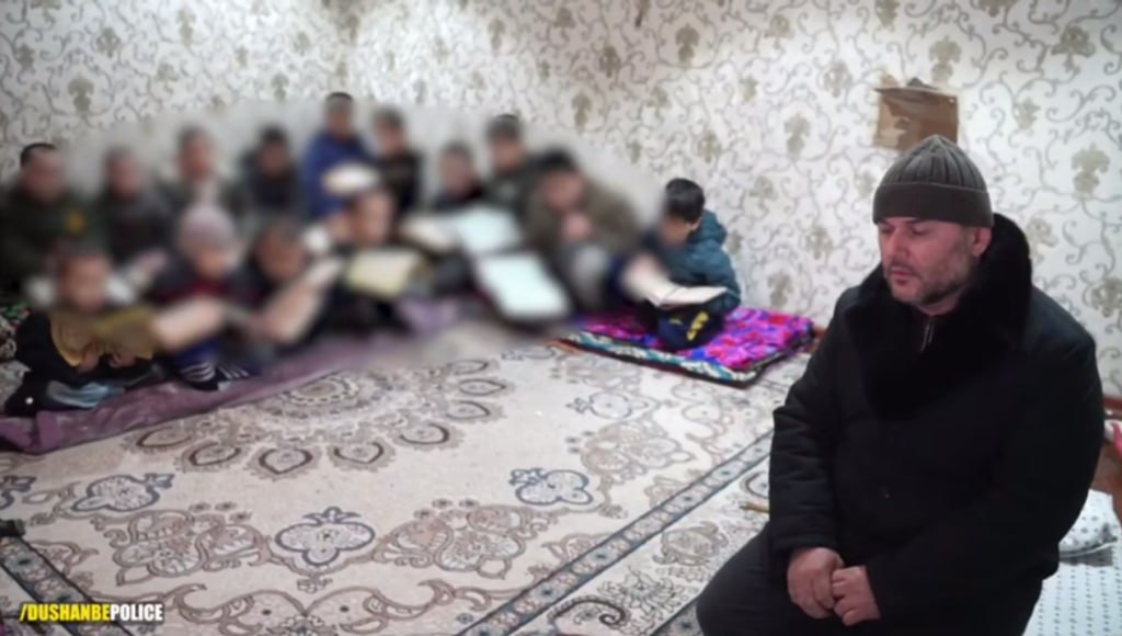 تم احتجاز أحد سكان فاخش في دوشانبه للاشتباه في قيامه بتعذيب 13 طفلاً.